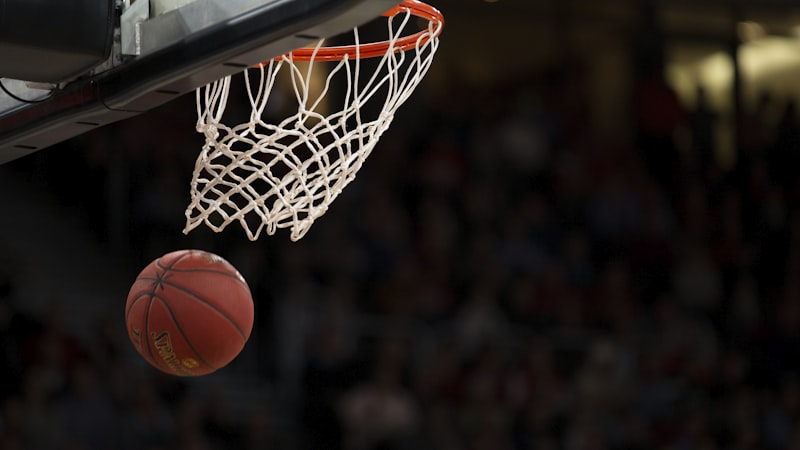 NBA篮球季后赛直播画面 - 球员突破上篮精彩瞬间